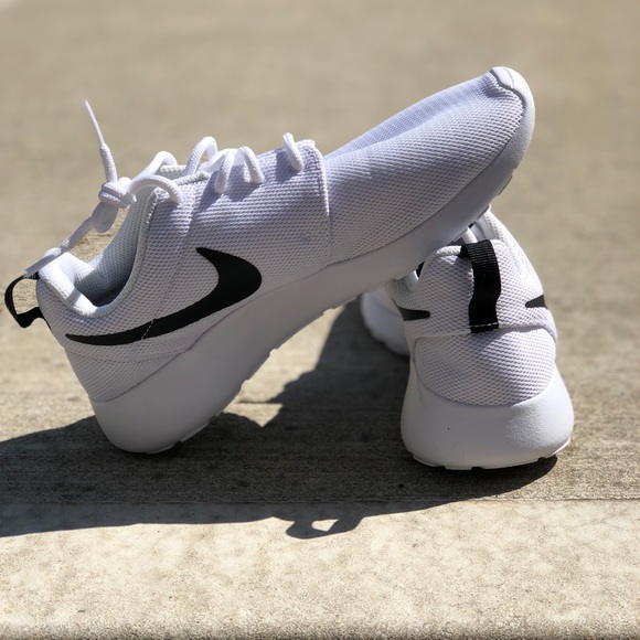 Nike Shoes - Classic white and black Nike Rosche